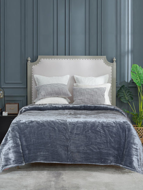 Light weight Cloudy Mink Blanket Silky-Soft all Season Blanket.