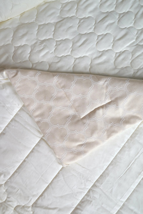 NOOR All Season Medium Weight Reversible Quilt/ Comforter